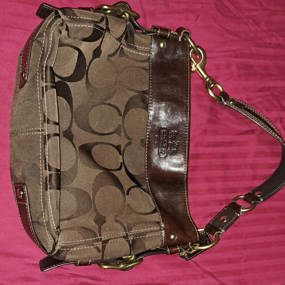 COACH BROWN HAND BAG.